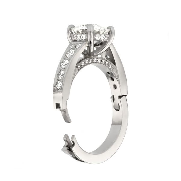 Engagement ring with hinged solution for large knuckles